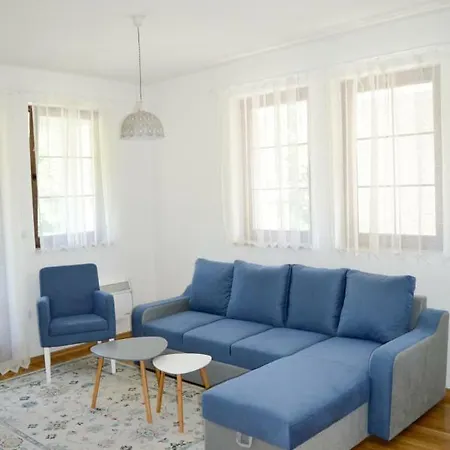 Old Town Apartment *